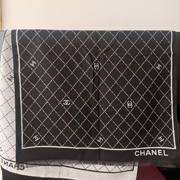 CHANEL Black and Gray Quilted Logo Scarf - Picture 4 of 8